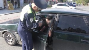 Факты незаконной тонировки пресекают в эти дни сотрудники Госавтоинспекции в Свердловской области, в целях снижения аварийности