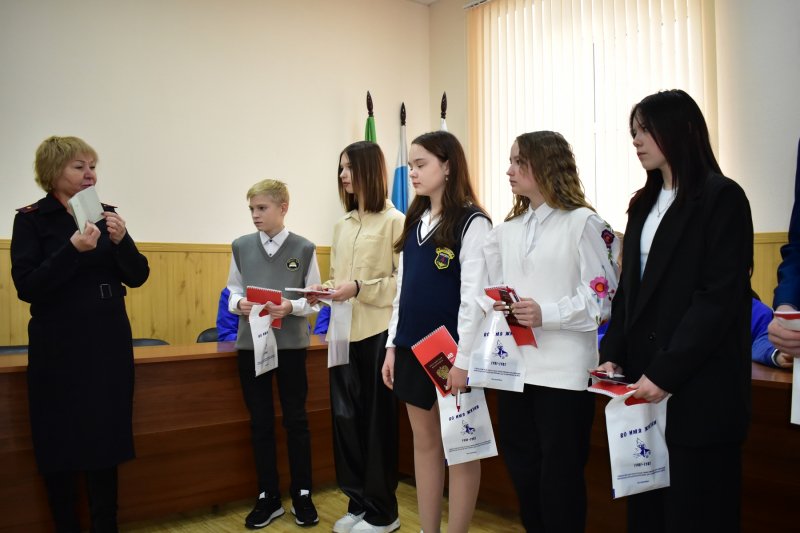 В Алапаевске прошло торжественное вручение первых паспортов юным жителям города