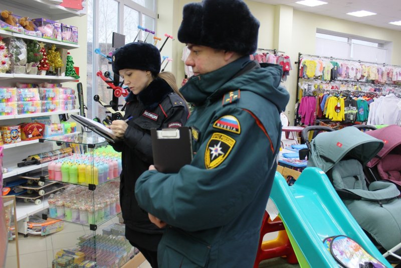 Полицейские Алапаевска совместно с представителями МЧС проводят совместные рейды по местам реализации пиротехнической продукции