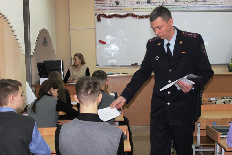 Полицейские Алапаевска проводят профориентационные беседы со старшеклассниками