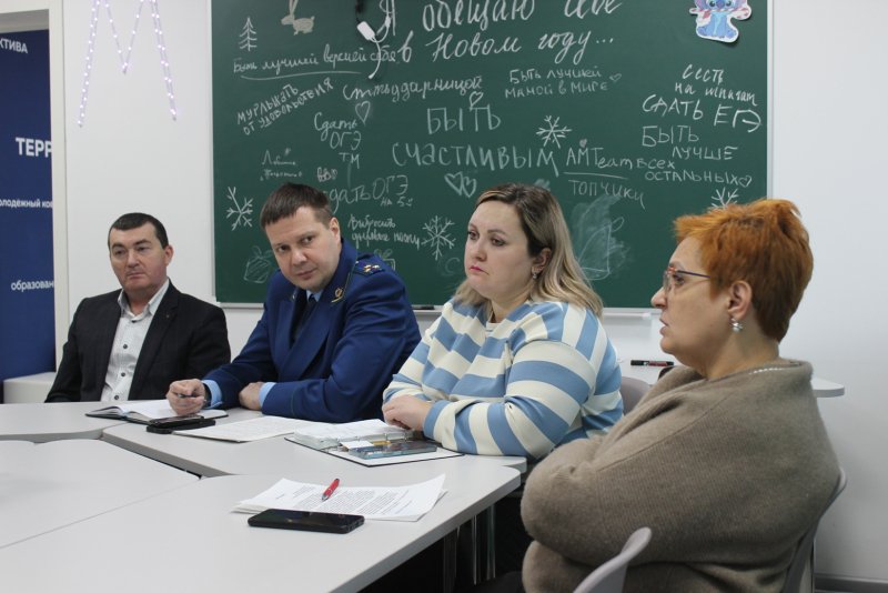 Полицейские Алапаевска приняли участие в круглом столе на тему: «Куда идешь молодежь?», организованном Общественным советом при территориальном ОВД