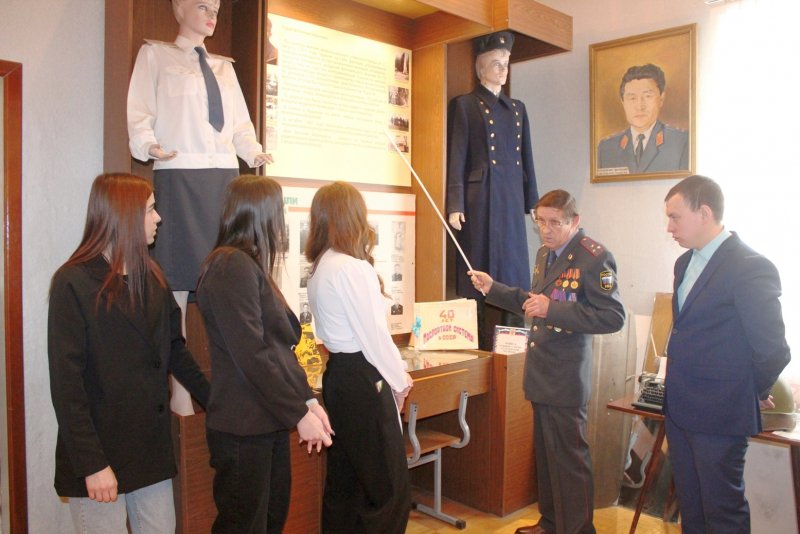 В преддверии Дня воинской славы России вновь назначенные сотрудники Алапаевского отдела полиции посетили музей истории ОВД
