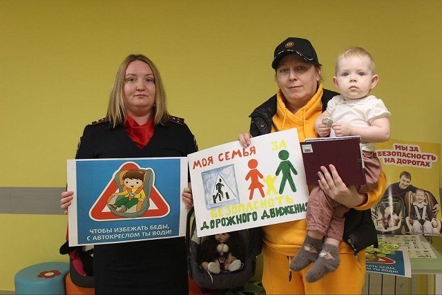 В детских поликлиниках Свердловской области сотрудники Госавтоинспекции проводят инструктажи для родителей-водителей