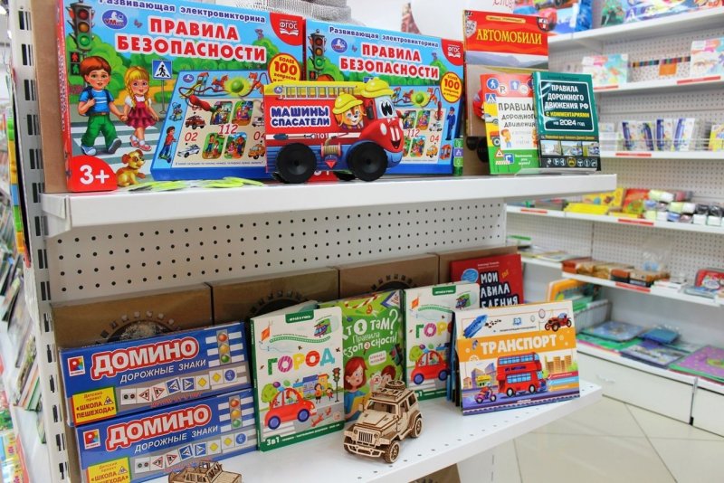 Выставки книг по дорожной тематике организовали сотрудники Госавтоинспекции Свердловской области в библиотеках и книжных магазинах
