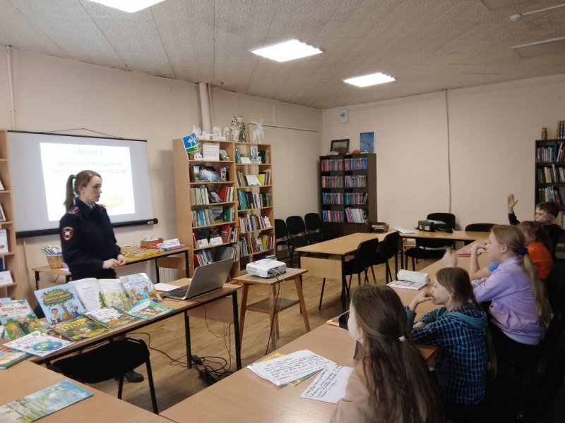 Выставки книг по дорожной тематике организовали сотрудники Госавтоинспекции Свердловской области в библиотеках и книжных магазинах