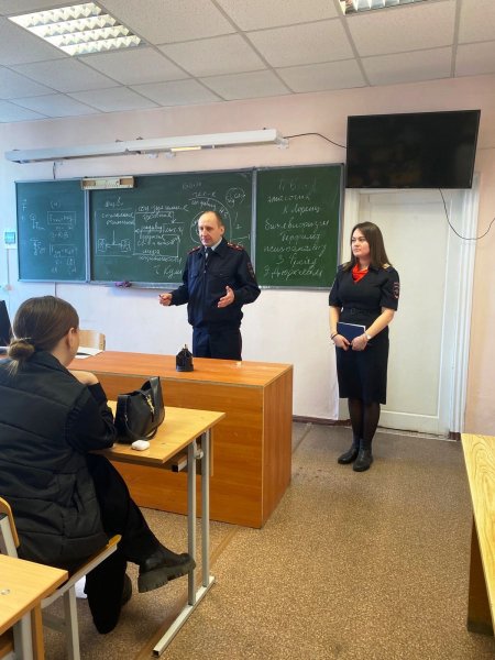 Полицейские Алапаевска проводят профориентационные беседы со студентами средних профессиональных учебных учреждений